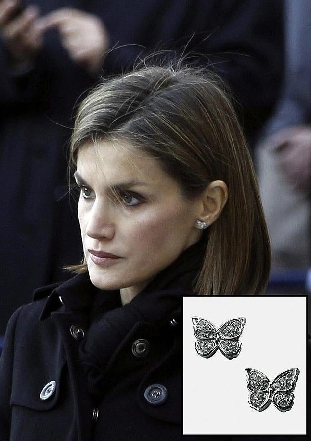 Pertenecientes a la colección del mismo nombre de Elena Carrera, son las piezas más emblemáticas de la firma, según la propia diseñadora, quien se ha inspirado en este insecto porque “transmite la belleza y la capacidad de transformarnos para superar las peores situaciones”. Elaborados en oro blanco y diamantes, su precio es de 2.000 solidarios euros, puesto que parte va a la Asociación Española Contra el Cáncer. Son de los preferidos de la Reina, que ya los había llevado en alguna ocasión como Princesa, pero que ahora luce mucho más.