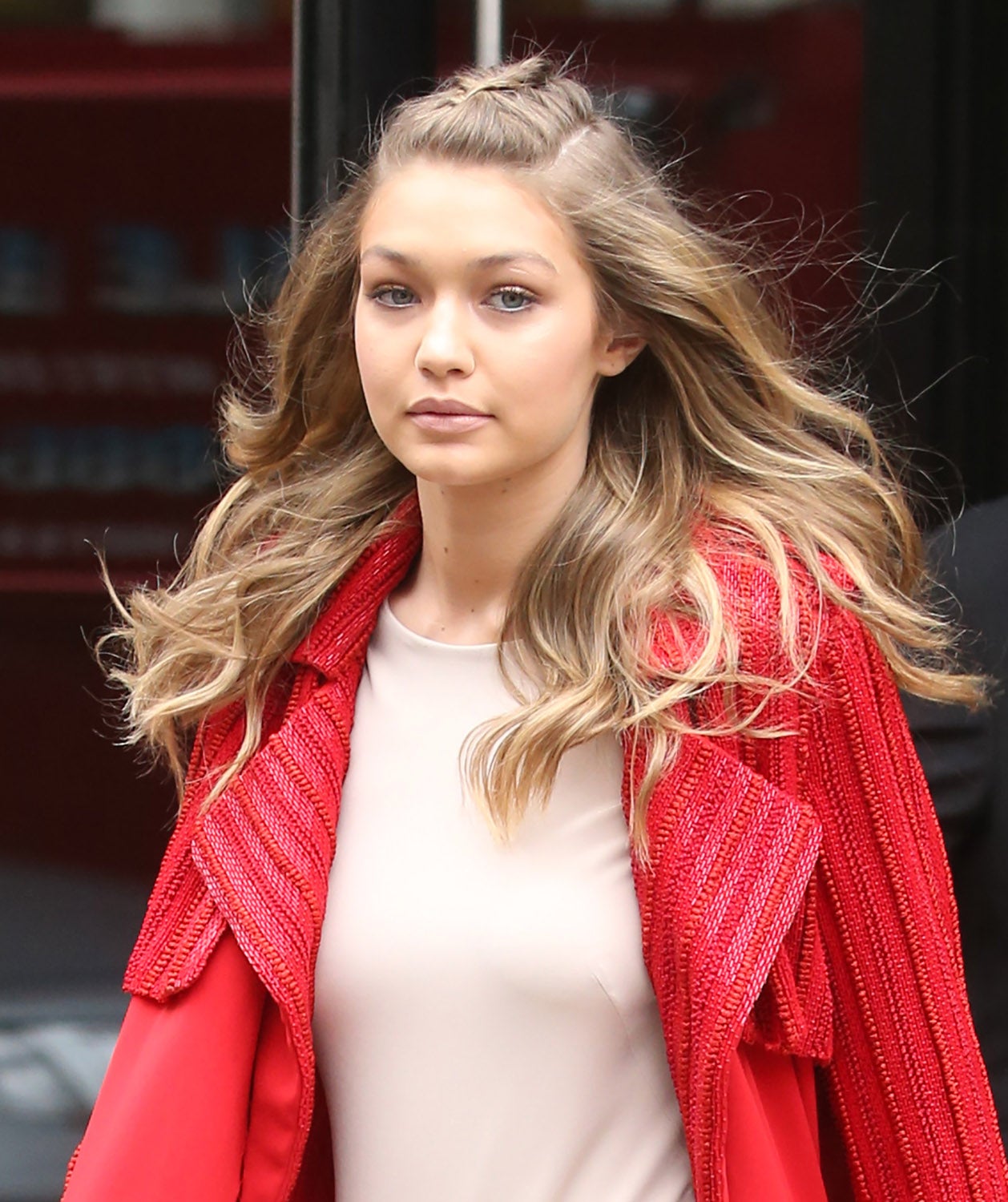 Un peinado tan fácil y que seguro has lucido en tu infancia como este semirrecogido que luce Gigi Hadid te aportará frescura a tu estilismo como invitada a bodas, bautizos y comuniones. Hazte una minitrenza de raíz en la parte alta de la cabeza y deja el resto de tu melena suelta.