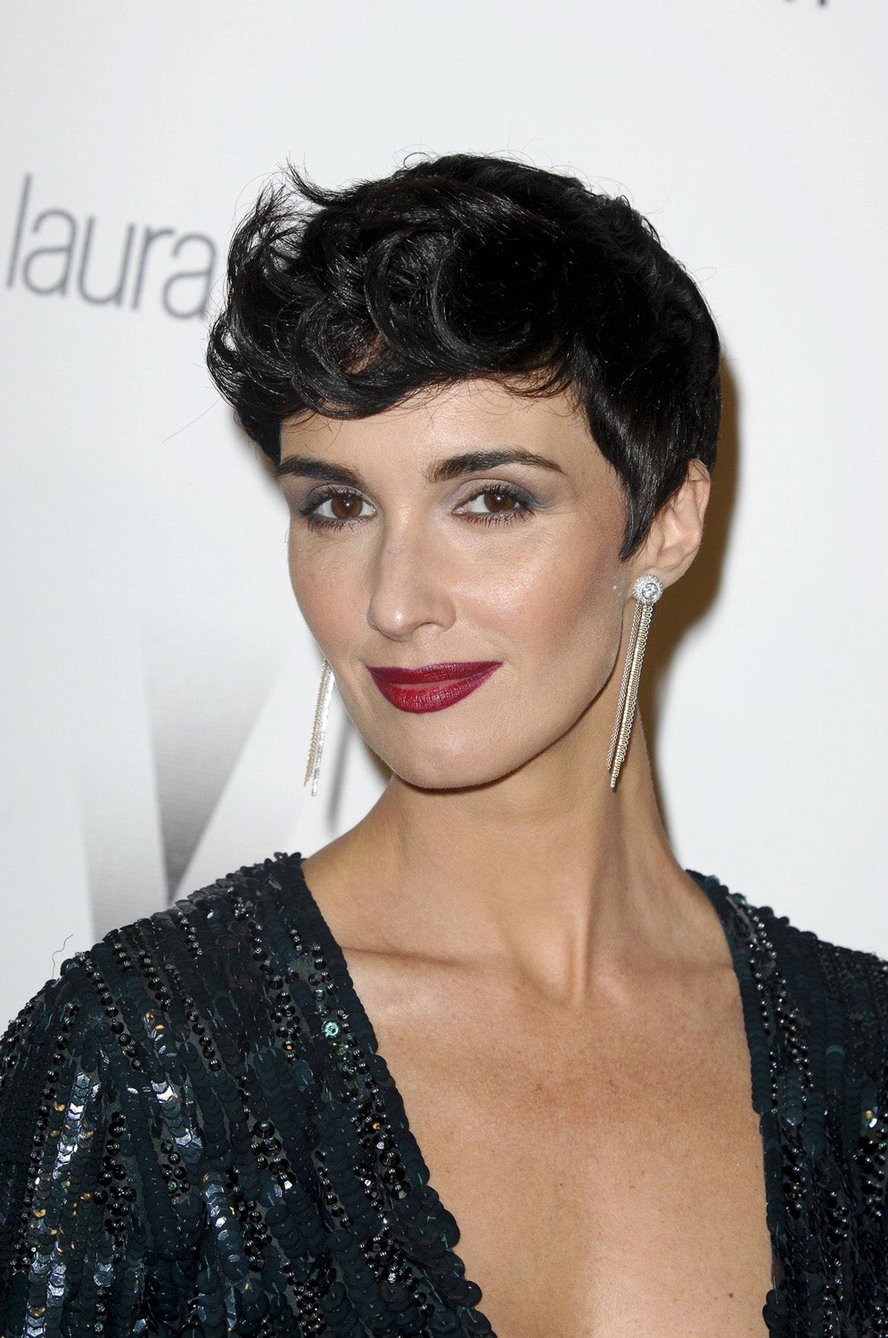 Si te has cortado el pelo a lo garçon, y quieres lucir estilazo en tu boda, bautizo o comunión, copia el peinado de Paz Vega. Con el secador y un producto de styling trabaja el flequillo para crear un tupé así de glamuroso.