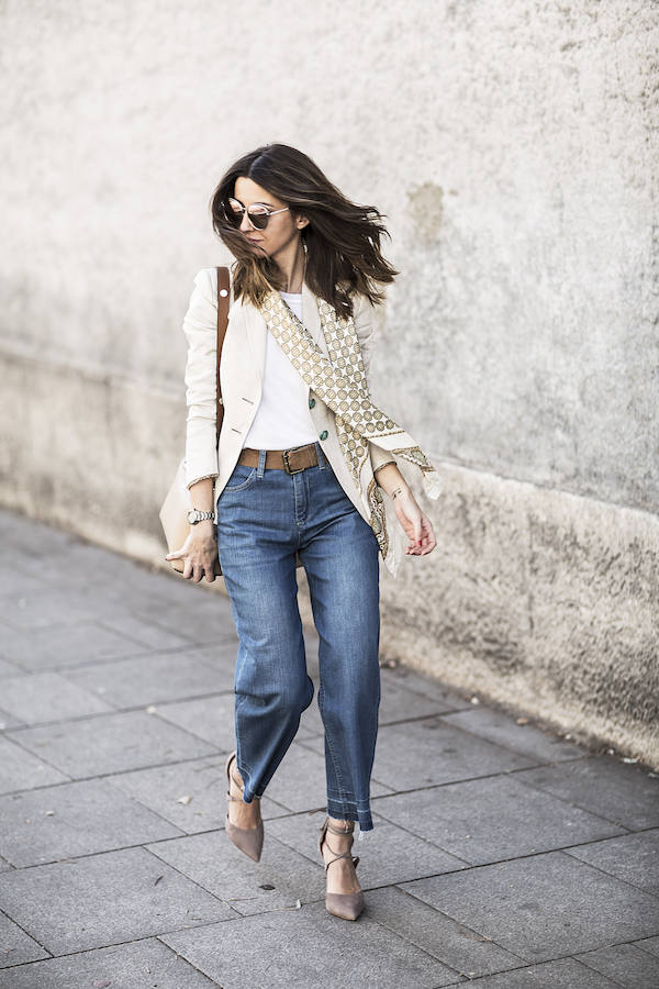 Estos jeans también puedes utilizarlos para un look más formal como el que nos propone Lovely Pepa con zapato de salón y americana.