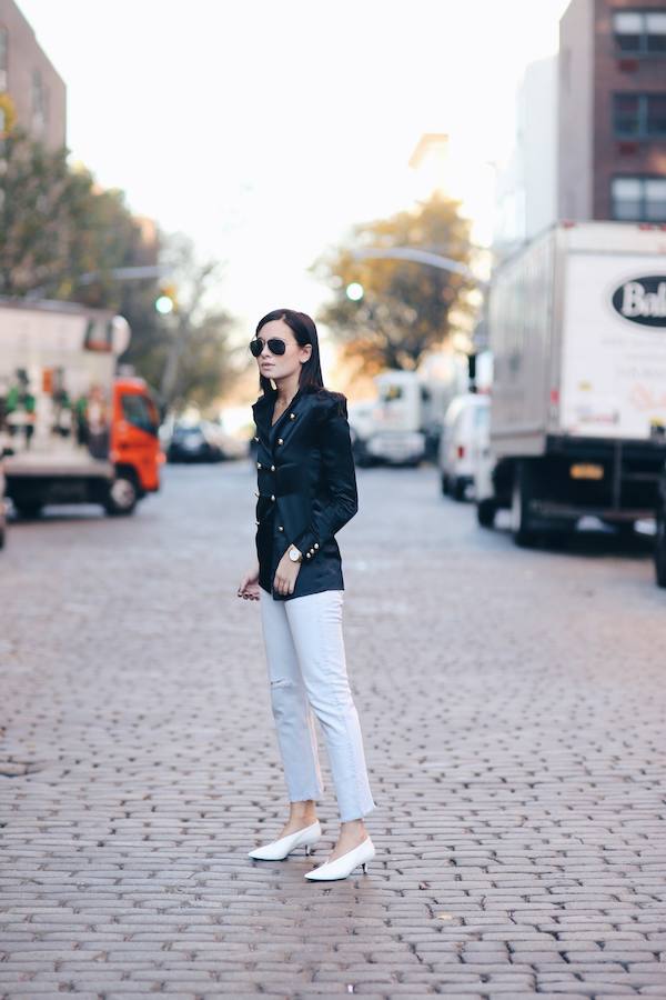 Con zapatos de pequeño tacón, una de las combinaciones infalibles de este tipo de vaqueros.