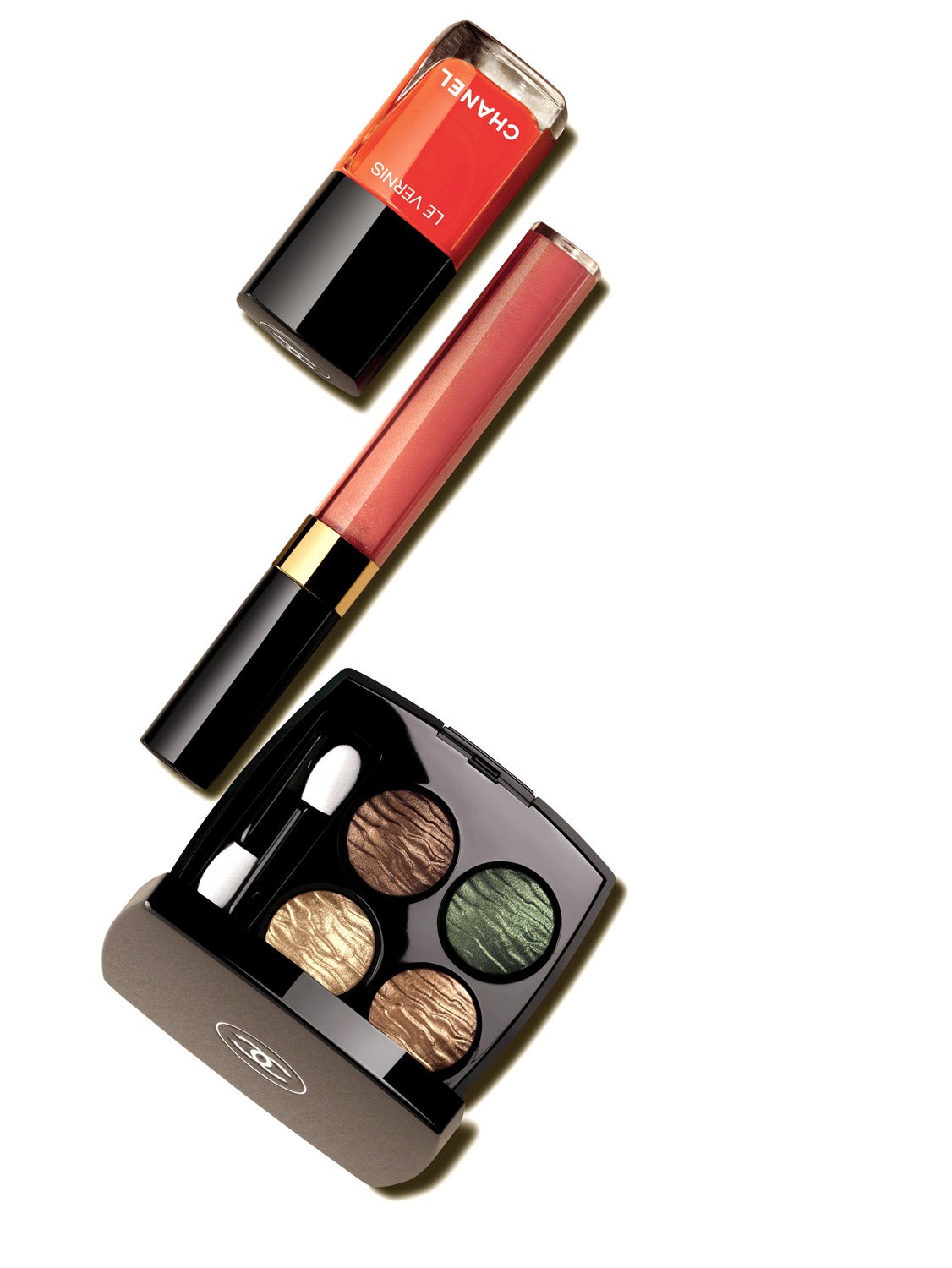 La colección Dans la Lumière de Chanel incluye polvos efecto buena cara, sombras de ojos y eyeliners en tonos ocres y marrones, pintalabios en coral y rosa y esmaltes de uñas en tonos impactantes.