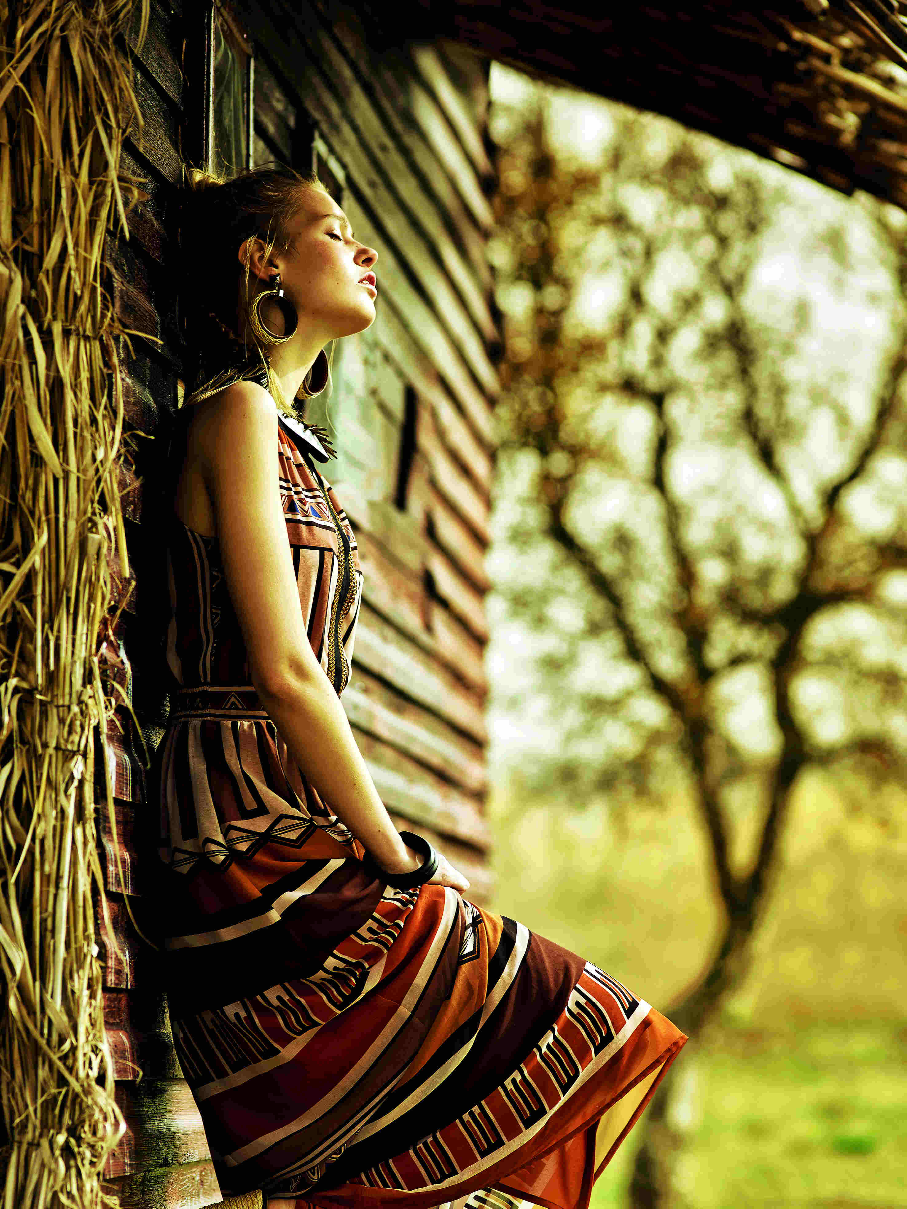 Vestido de Fórmula Joven para El Corte Inglés. Pendientes de Hermès; pulseras de ébano, de Joaquín Berao; collar rígido de Nurbijou; y collar de Isidoro Hernández. Estilismo: José Herrera. Asistente de estilismo: Frank Jymz. Maquillaje y peluquería: Ricardo Calero para Chanel y Art Lab Aveda. Asistente de fotografía: Arturo de Lucas.