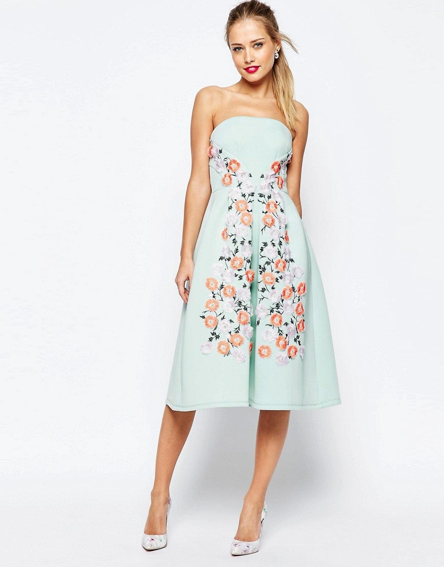 ¿Te gustan los palabras de honor? En Asos encontrarás multitud de modelos para ir de boda como este (Precio: 139.99 euros)