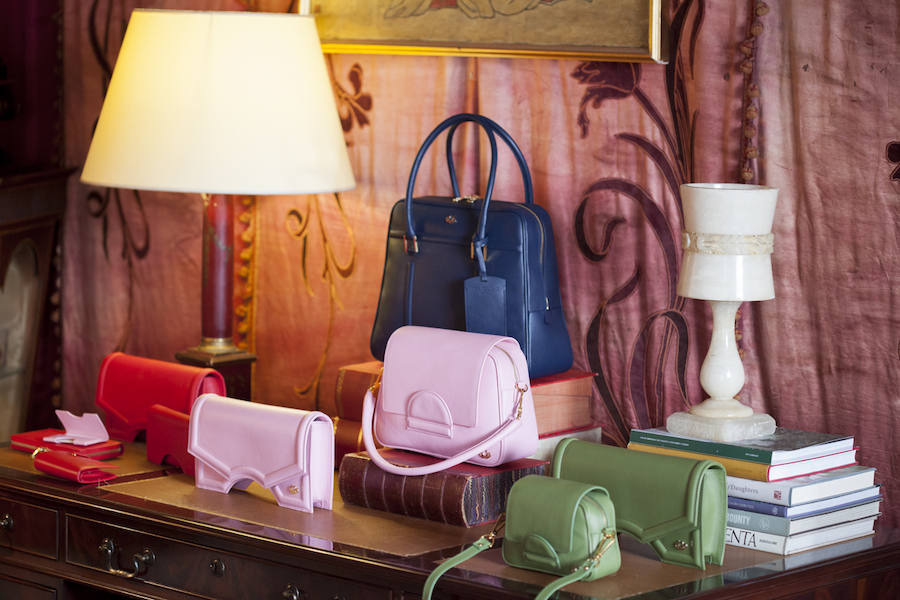 Los bolsos de la firma española Reliquiae también estuvieron en el Gran Hotel del lujo de Mujerhoy.