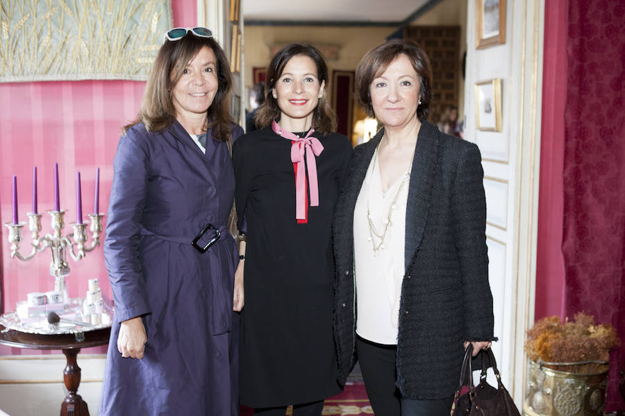 Laura Ruiz de Galarreta, directora de Relaciones y Proyectos Corporativos de Taller de Editores, recibió a las visitantes al Gran Hotel Mujerhoy: Ana Lamas, de Five Rooms, y Esther Valdivia, CEO de la revista Anuncios.