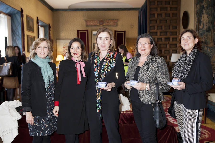 Laura Ruiz de Galarreta posa con algunas de las asistentes al Gran Hotel de Mujerhoy: Regina Plañiol, diputada de la Asamblea de Madrid, Rosa Urbón, directora del Instituto de la Mujer, Carmen Diaz de Bustamante, de Cultura de la Comunidad de Madrid, y Begoña Suárez, subdirectora de emprendimiento y promoción profesional del ministerio de Sanidad, Servicios Sociales e Igualdad..