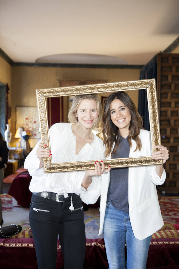 Diverta imagen de María León, modelo, bloguera y colaboradora de Mujerhoy, con la periodista y presentadora de informativos Telecinco Isabel Jiménez en el Gran Hotel Mujerhoy.