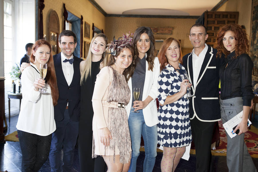 Cientos de asistentes pasaron por el Gran Hotel de Mujerhoy durante todo el día, entre ellas, la guapa periodista de Telecinco Isabel Jiménez.