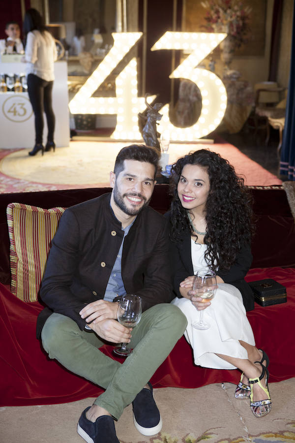 Dos asistentes en uno de los rincones del Palacio, decorado con un enorme y luminoso 43 de Licor 43 que nos acompañó en el evento de lujo de Mujerhoy, sirviendo un maravilloso combinado.