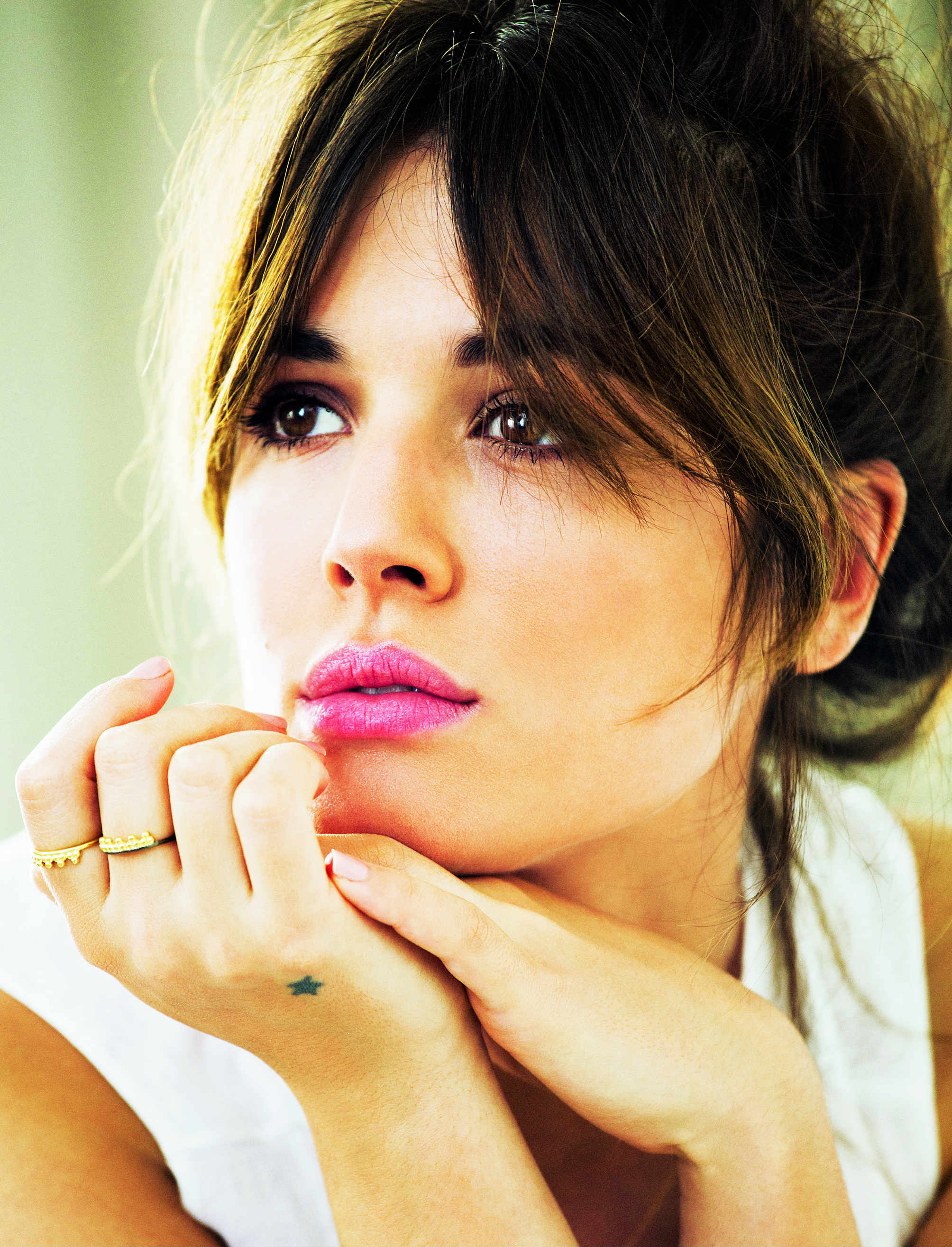 Adriana lleva top de gasa, de Dior y anillo de Oui Petit. Estilismo: Carolina Badía. Maquillaje y peluquería: Iván Gómez ( Kasteel Agent) para Balmain Paris Styling Line y Chanel.