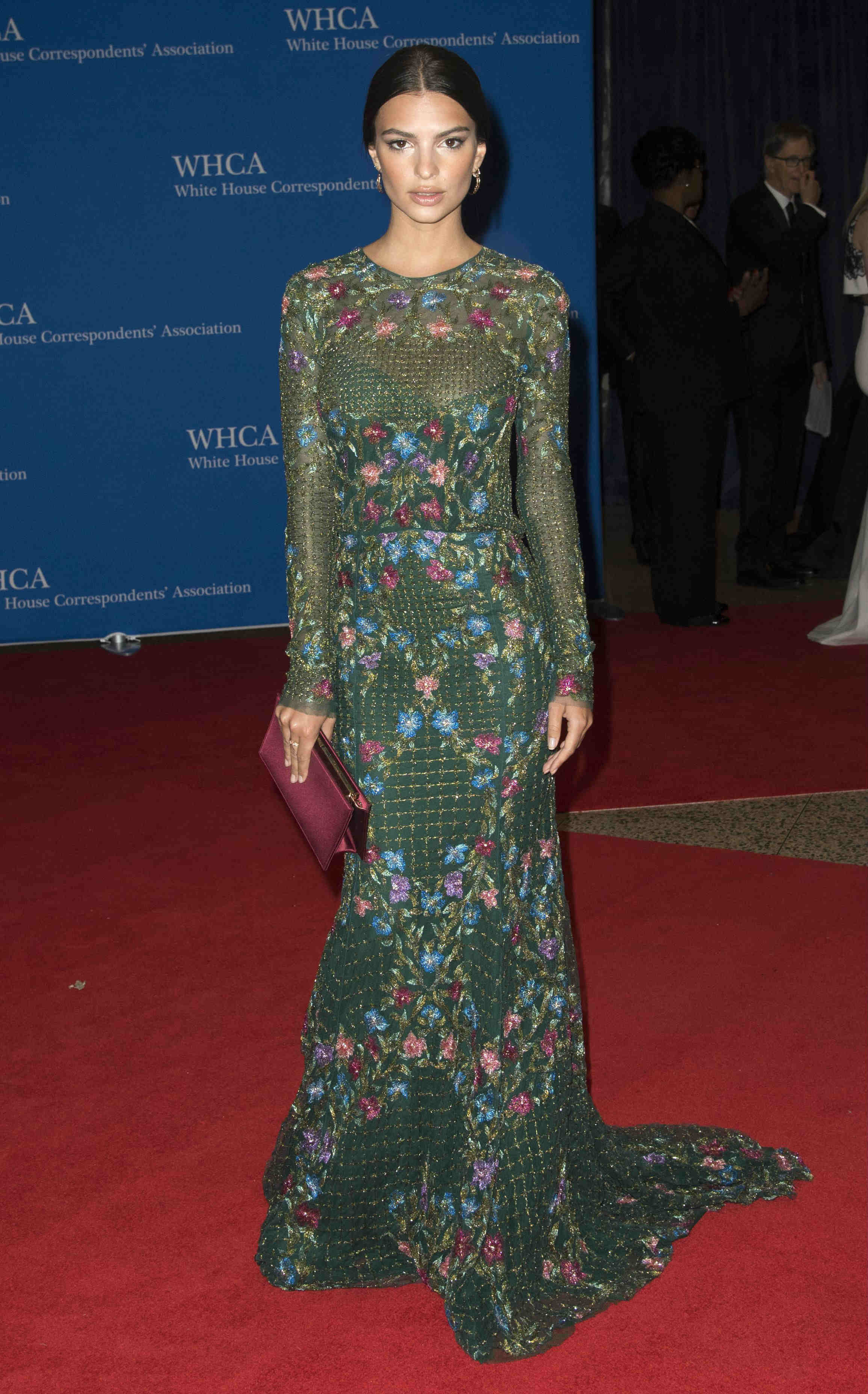 La actriz y modelo lucía un precioso vestido con escote en la espalda con detalles florales.