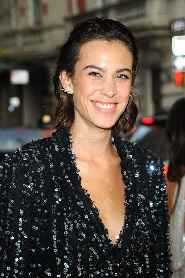 La it girl Alexa Chung ha peinado su bob hacia atrás con efecto mojado y ha lucido un maquillaje natural, el 'no make-up' perfecto.