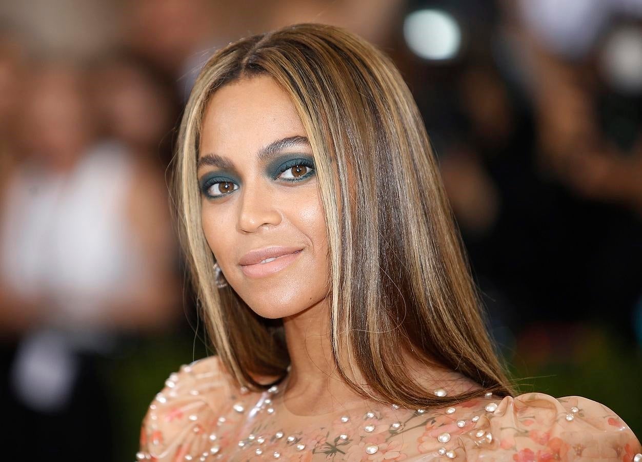 Beyoncé ha lucido melena extra lisa y un bonito ahumado en tonos azules en el ojos.