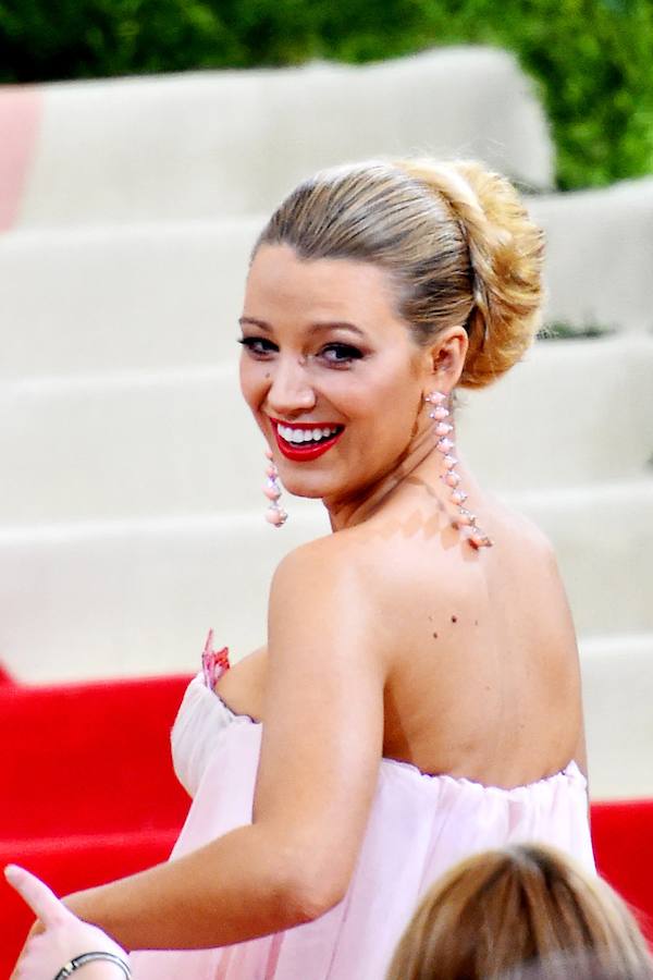 Blake Lively ha lucido un moño XXL en forma de ensaimada y labios rojos.
