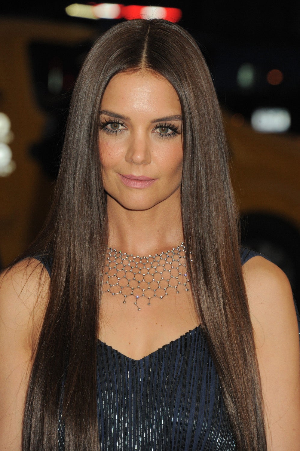 Katie Holmes también se apunta a la tendencia del pelo largo y extra lisa, peinado con raya en medio. De su maquillaje destacan sus pestañas de muñeca.
