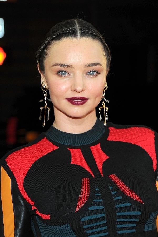Miranda Kerr con un recogido adornado con unas mini trenzas y labios 'vamp'.