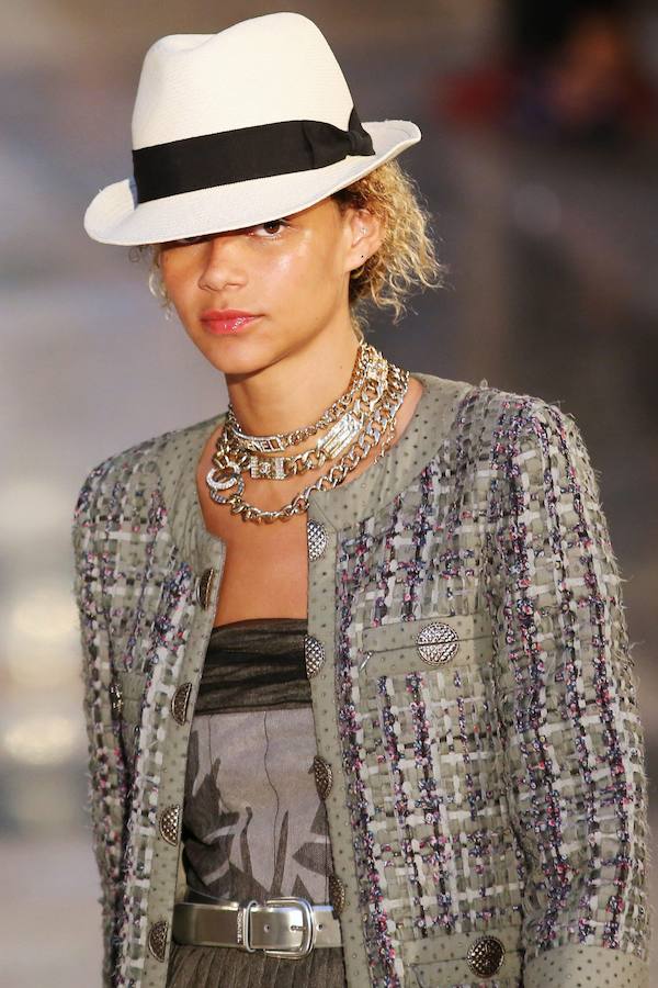 Otra de las propuestas de Karl Lagerfeld que se ha visto en su desfile celebrado en La Habana