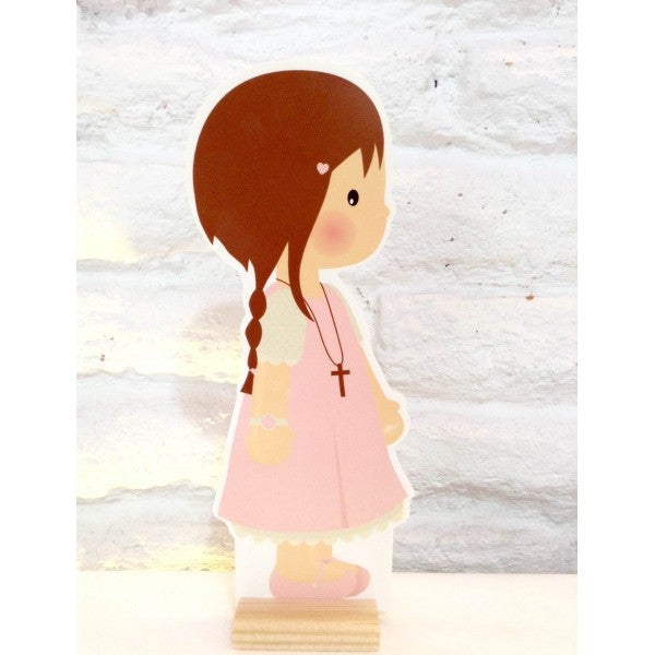 Un detalle original a precio asequible es esta figura de madera con forma de niña de comunión en tonos rosa pastel que mide 20cm. de alto (Precio: 8 euros). Disponible en la Pippa's Store.