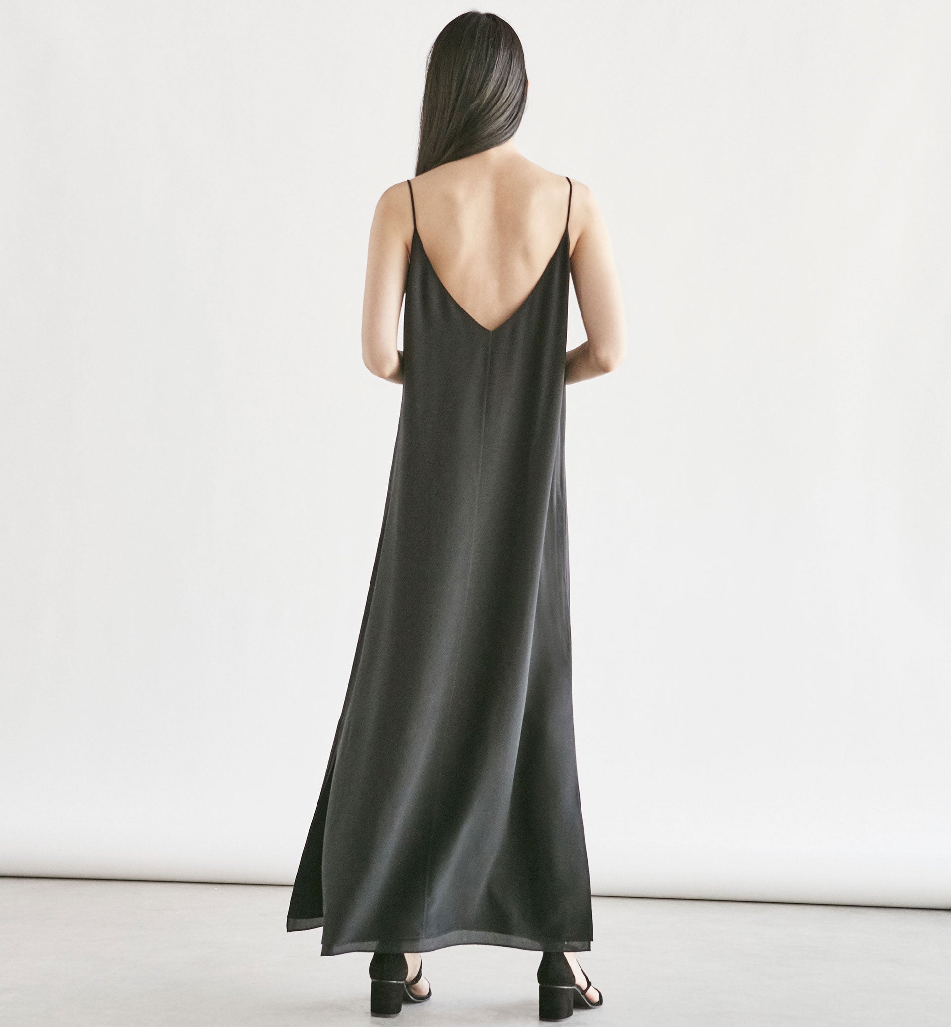 Largo y con finos tirantes encontramos este slip dress de Massimo Dutti (Precio: 99.95 euros)
