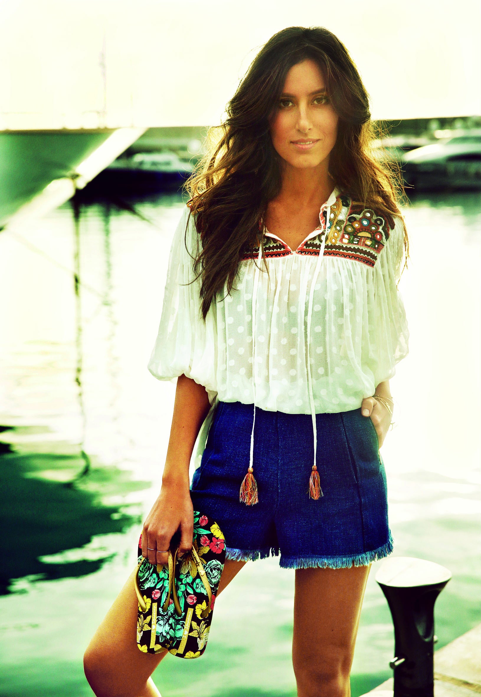 En la mano, un modelo de flores de Ipanema. Blusa y short de Zara, y joyas de Gemmasu. Estilismo: Verónica Suárez Maquillaje y peluquería: Ramón Ríos para Convoca.