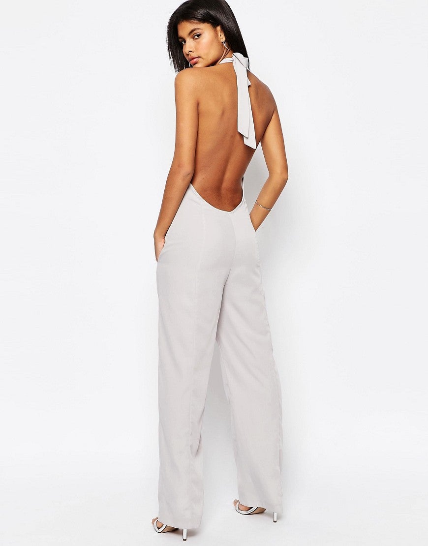 En color blanco y con atrevido escote a la espalda está disponible este mono en Asos (Precio: 58.99 euros)