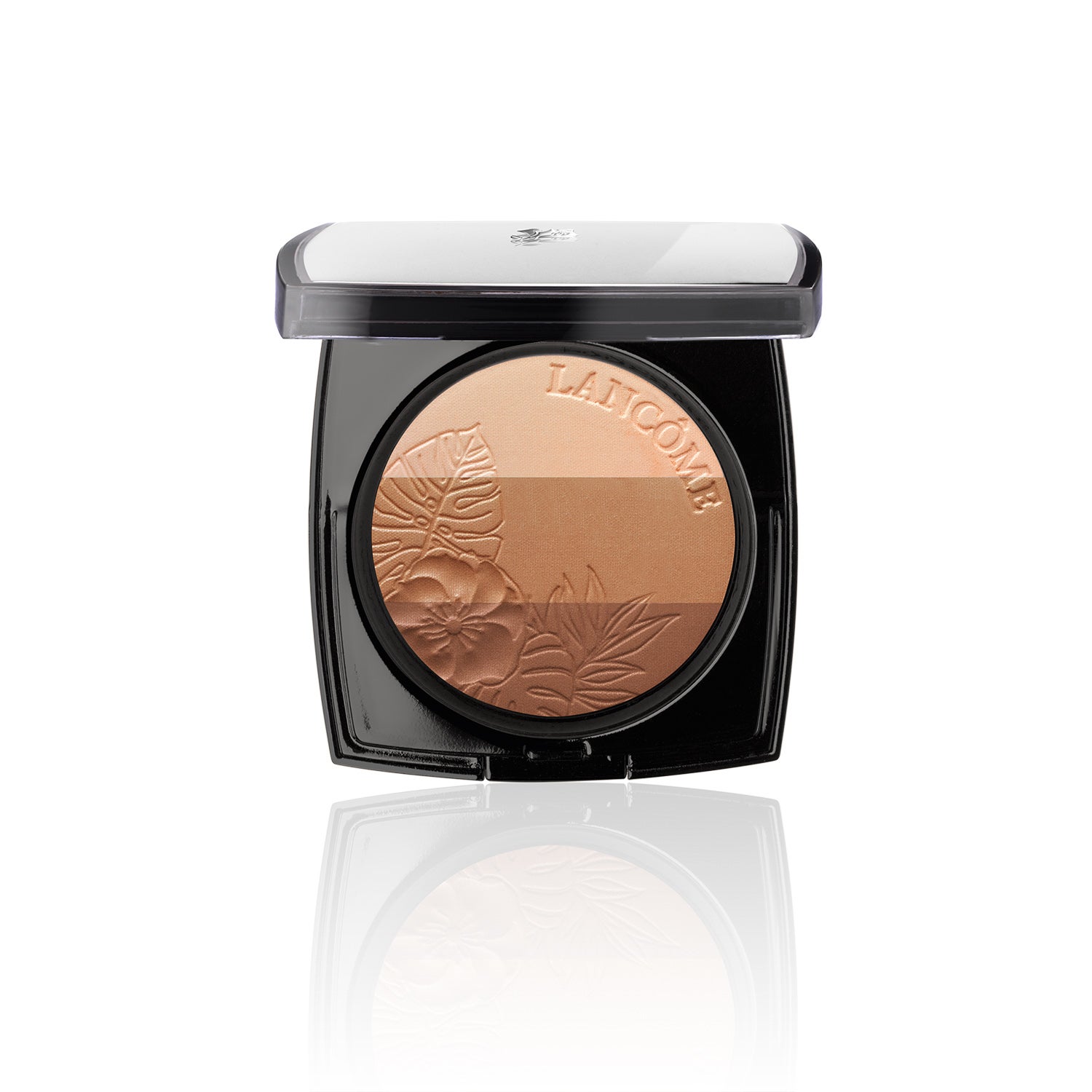 Acentúa el bronceado del rostro, sublimando la piel con el reflejo de la luz del sol. Disponibles en dos armonías con tres tonos cada uno para iluminar, matizar y broncear aportando calidez al rostro. (48,50€).