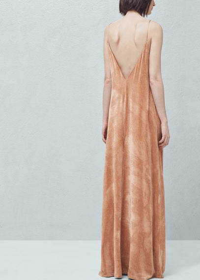 Uno de los modelos de edición limitada de la firma es este vestido realizado en terciopelo (Precio: 99.99 euros).