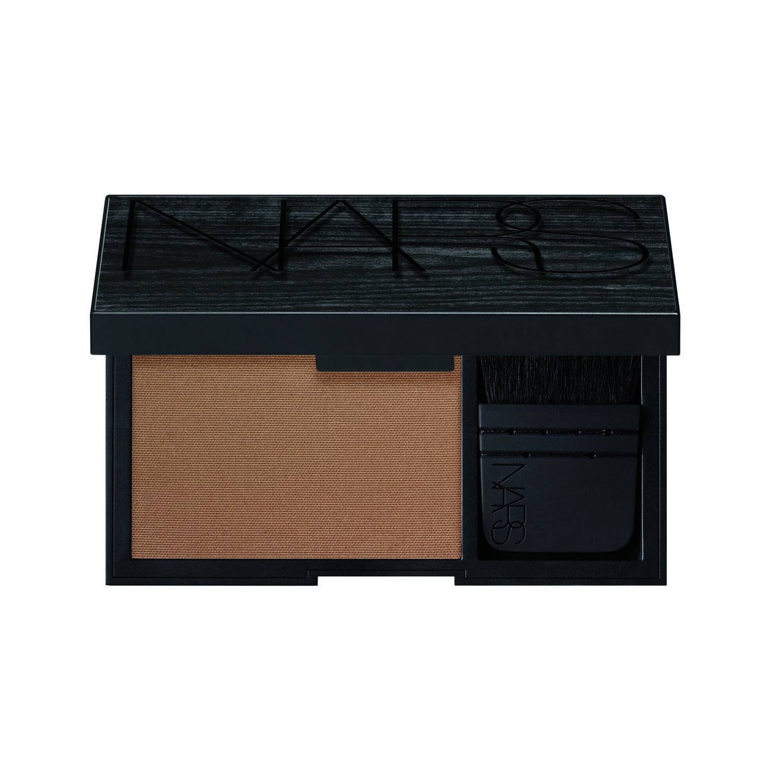 Un polvo marrón con partículas doradas para el rostro, ahora también se presenta en un compacto de edición limitada y aromatizada que incluye una mini brocha Ita Kabuki Brush. (47€, en Sephora y stands NARS El Corte Inglés).