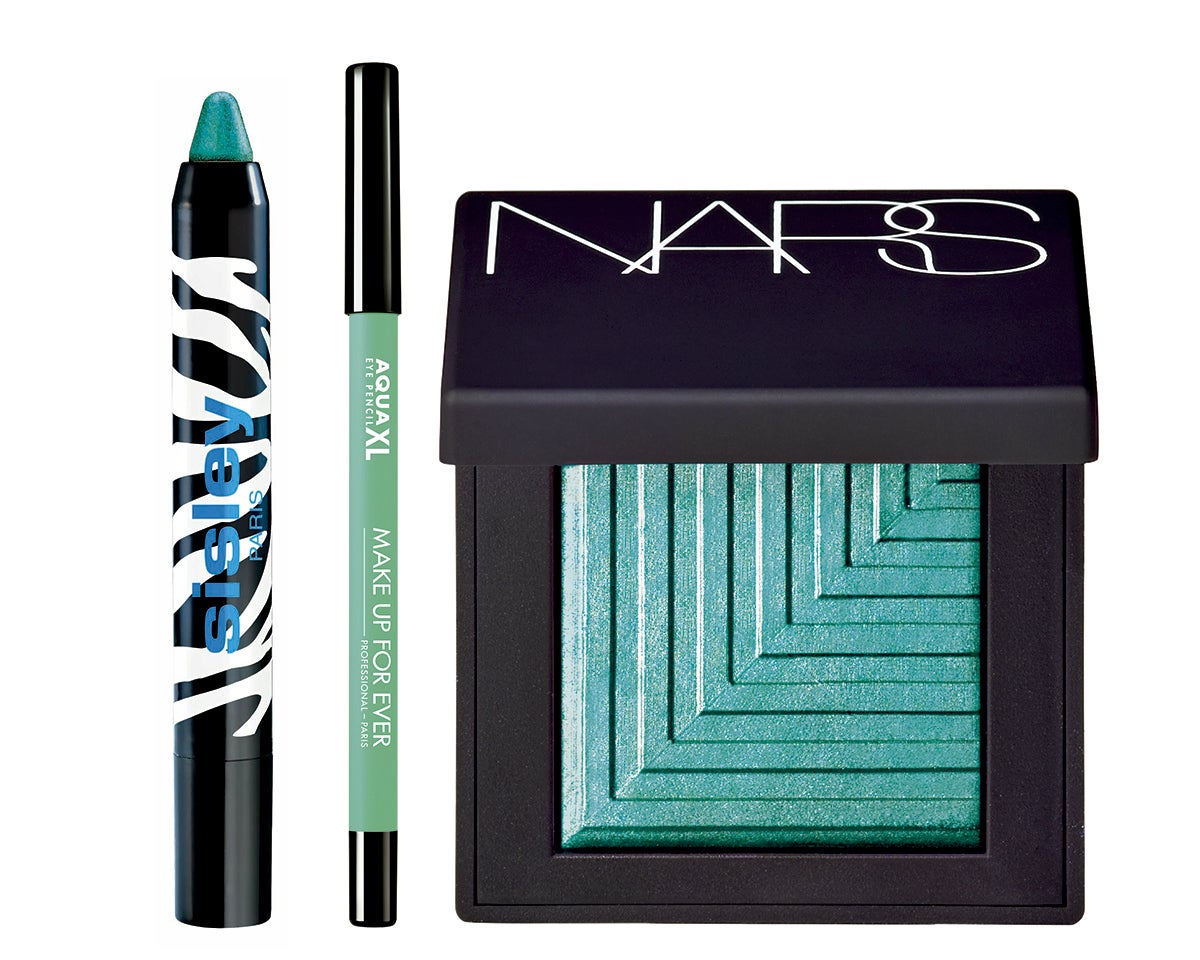 Sombra en lápiz Phyto Eye Twist, en tono Emerald, de Sisley (36 €). Aqua XL Eye Pencil, en tono verde agua, de Make Up For Ever (21,50 €). En Sephora. Sombra Dual Intensity Eyeshadow, en tono Deep End, de Nars (27 €).