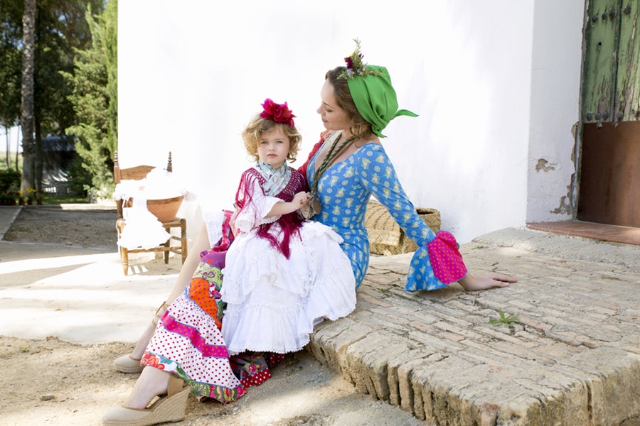 Vestido de Pol Núñez. Pañuelo de Rocío Muñoz y pendientes de Yaiza. Teresa: vestido de Fabiola y mantoncillo de Rocío Peralta