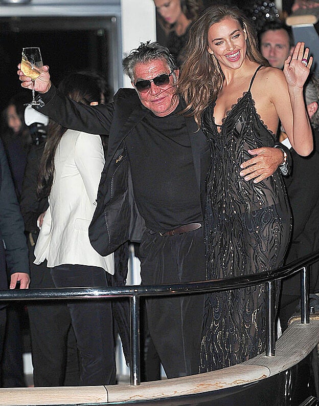 Roberto Cavalli, bien agarrado a Irina Shayk, no sea que se vaya a caer...
