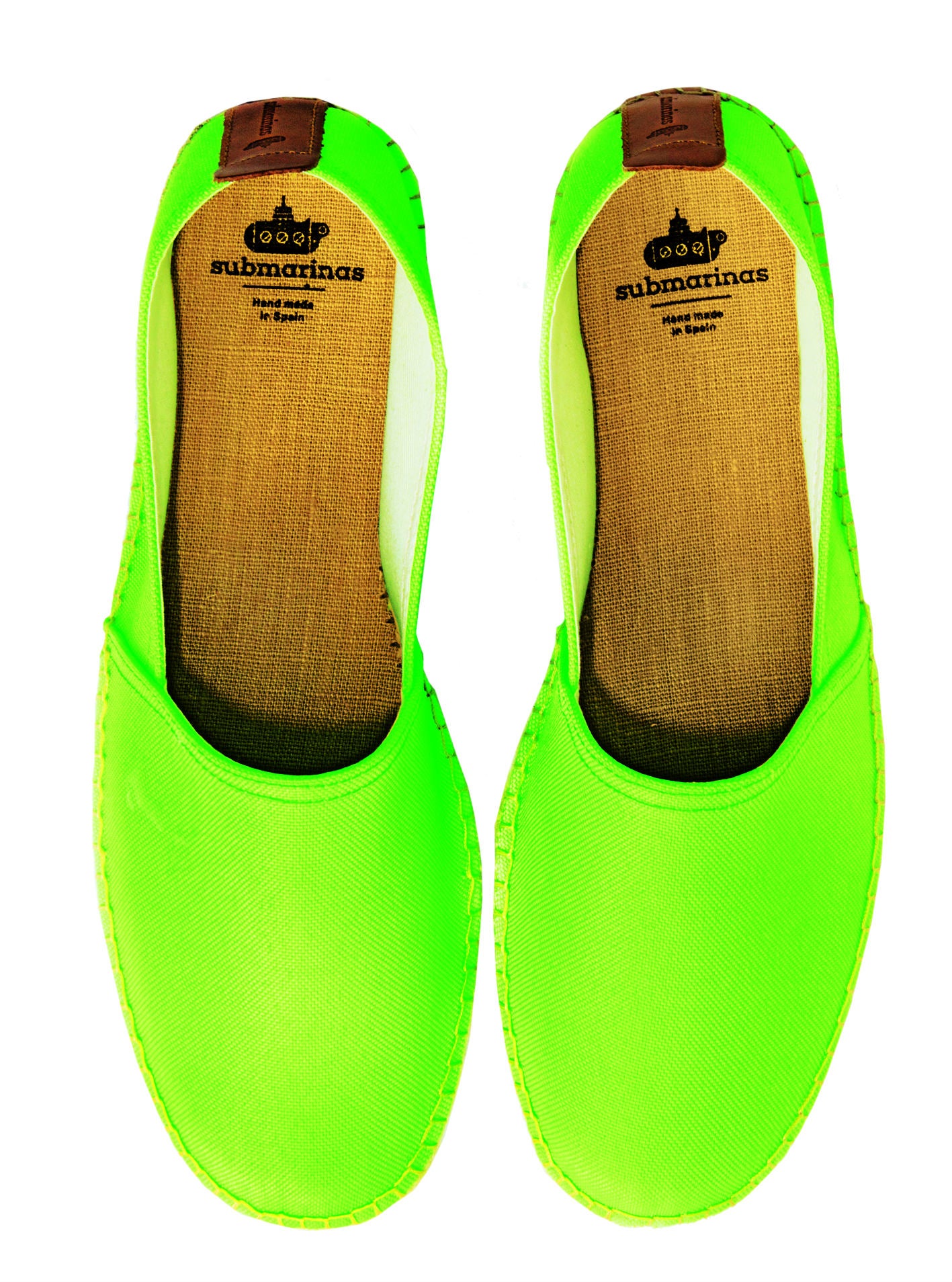 Son las alpargatas que vas a querer ponerte este verano. Si estas cómodas espardeñas hechas a mano en España ya triunfaron el pasado estío, este año se van a convertir en imprescindibles con los nuevos diseños y colores. Nuestras preferidas, las fluorescentes.