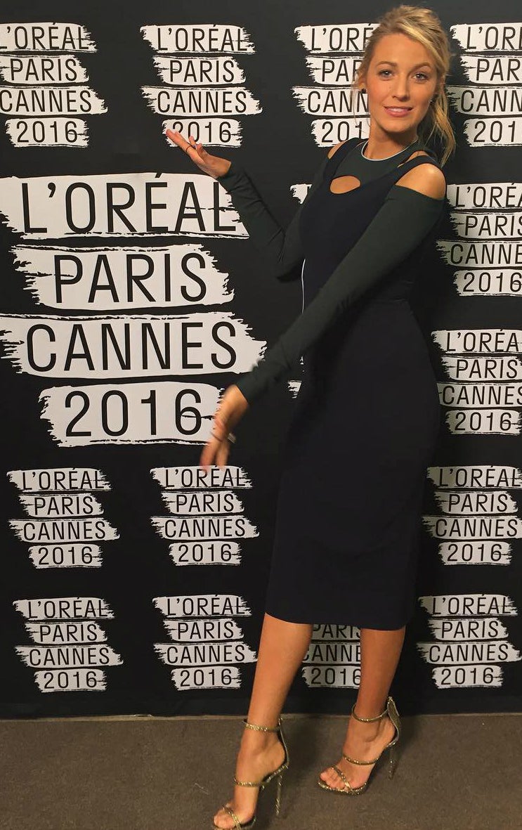 Con este elegante y sencillo look definía su figura, conjuntado con unas sandalias de tacón doradas.