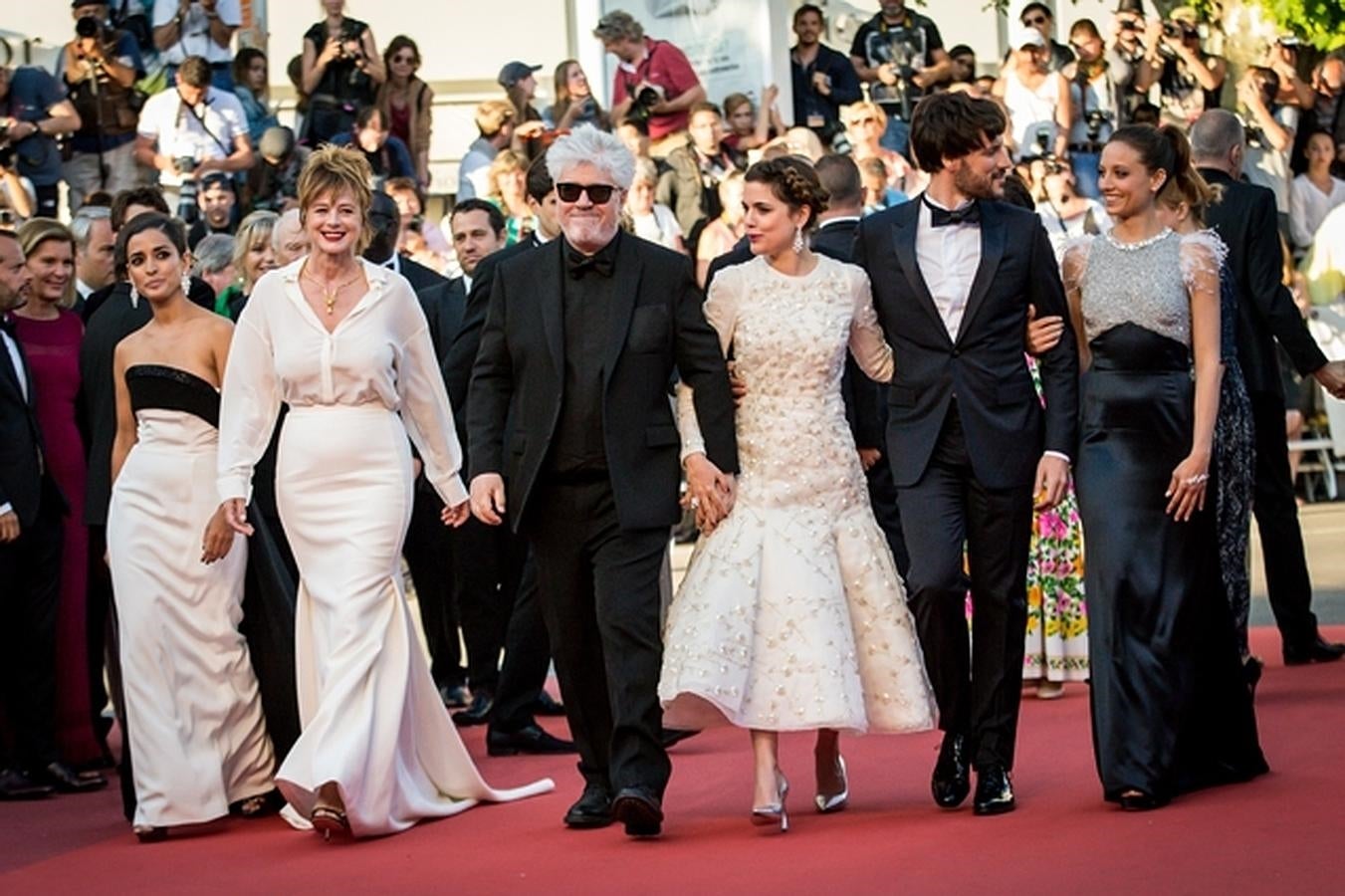 De izq. a dcha., Inma Cuesta elegantísima con un vestido bicolor con escote palabra de honor y silueta sirena de Antonio García; Emma Suárez con look total white con camisa y falda; el director Pedro Almodóvar, siempre fiel al negro; Adriana Ugarte, un derroche de glamour con un vestido blanco con bordados joya e inspiración 'lady' de Dior Alta Costura; Daniel Grao, con 'total look' también de Dior; y una espectacular Michelle Jenner, con vestido de Miu Miu.