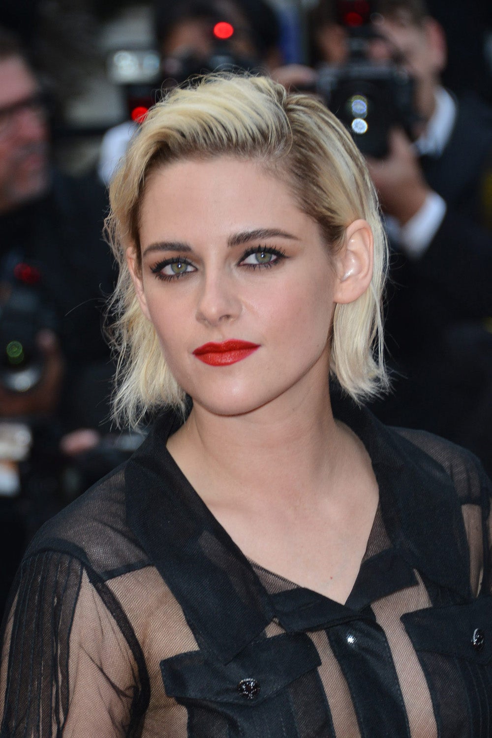 Kristen Stewart eligió un look rockero con su bob en rubio platino con las raíces oscuras, labios rojos y ojos enmarcados con eyeliner negro.