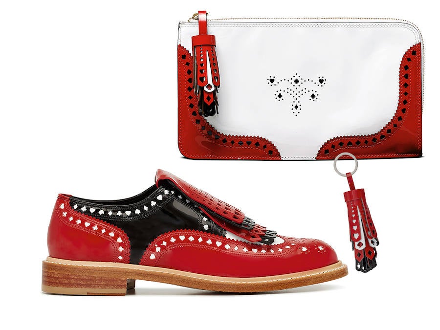 Para celebrar el próximo estreno de Alicia a través de espejo, Robert Clergerie ha lanzado una colección cápsula inspirada en picas, tréboles, rombos y corazones, figuras que evocan los personajes de la película.