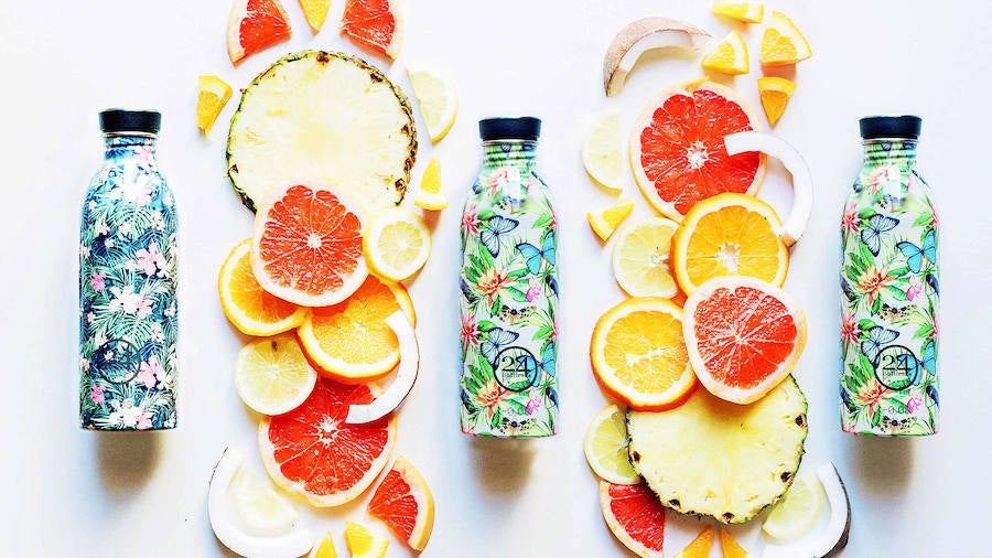 4Bottles es la firma de dos chicos italianos que, además de interesados en la moda, se preocupan por el medio ambiente. La idea es sustituir las botellas de plástico por otras de acero, que además puedes personalizar. Esta es la colección cápsula del verano.