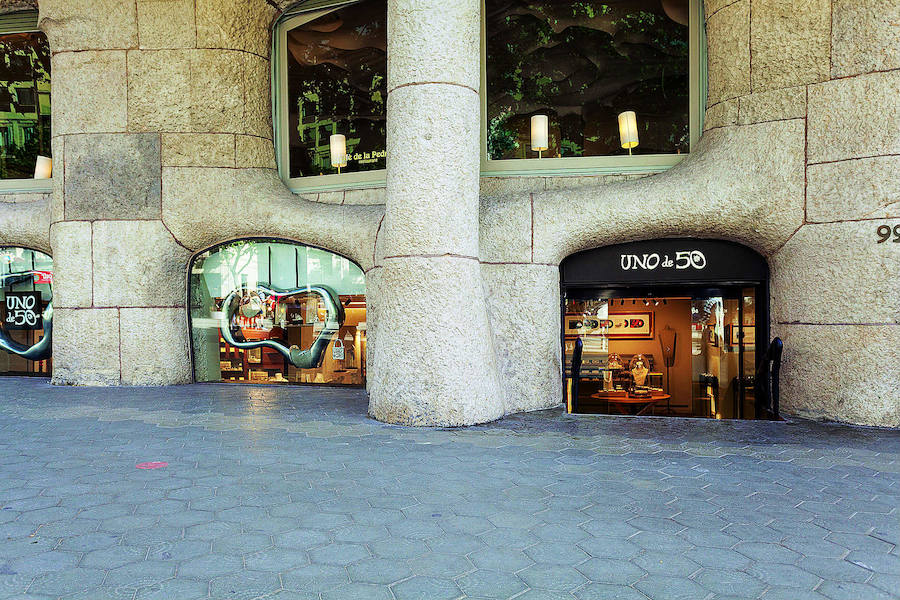 La pedrera es uno de los símbolos de Barcelona y ahora también el edificio que alberga la nueva flagship store de Uno de 50. Esta se suma al centenar de tiendas que la firma tiene ya en más de 40 países.