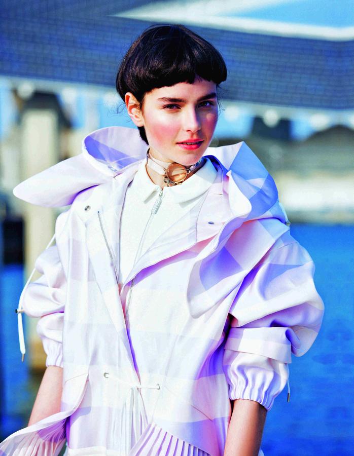 Parka de rayas lila y rosa, de Dior, que también firma la gargantilla (650 €). El polo con cremallera es de Lacoste (100 €). Maquillaje y peluquería: Estrella Elorduy para Dior, label.m. Manicura: The Pink Peony y Balbcare. Estilismo: Débora Traitè