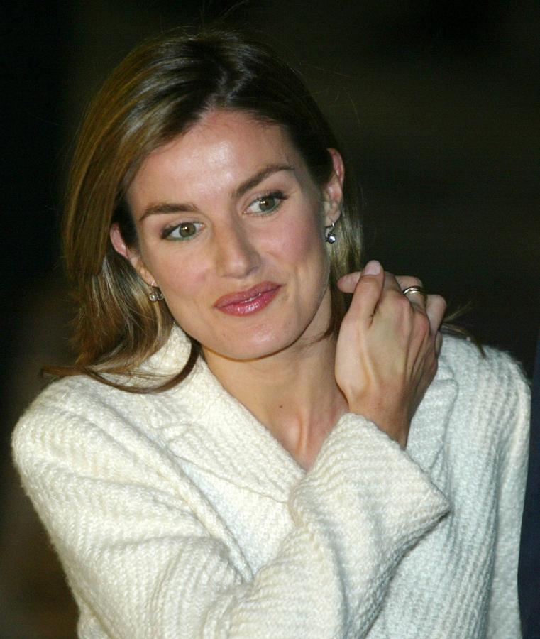 En 2003 doña Letizia dejaba de ser la presentadora de los informativos de TVE para convertirse en la prometida del entonces príncipe Felipe. Lucía media melena lisa, en capas, de color castaño con algún reflejo más claro. Su maquillaje era casi inexistente, apenas un toque de gloss en los labios y eyeliner verde en los ojos.