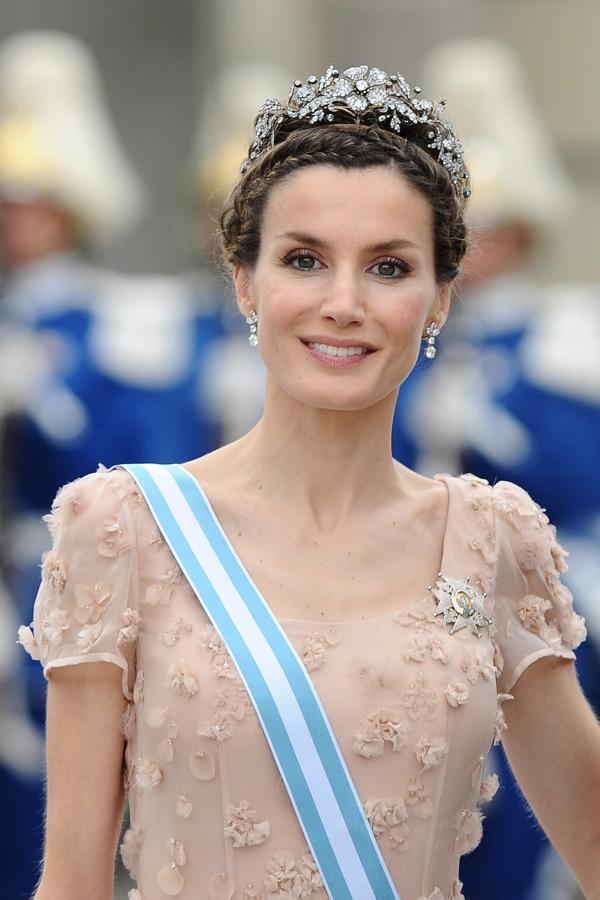 Un look romántico para una boda real con un recogido a base de trenzas y adornado con una bonita tiara. El maquillaje en tonos pasteles, acorde con el vestido.