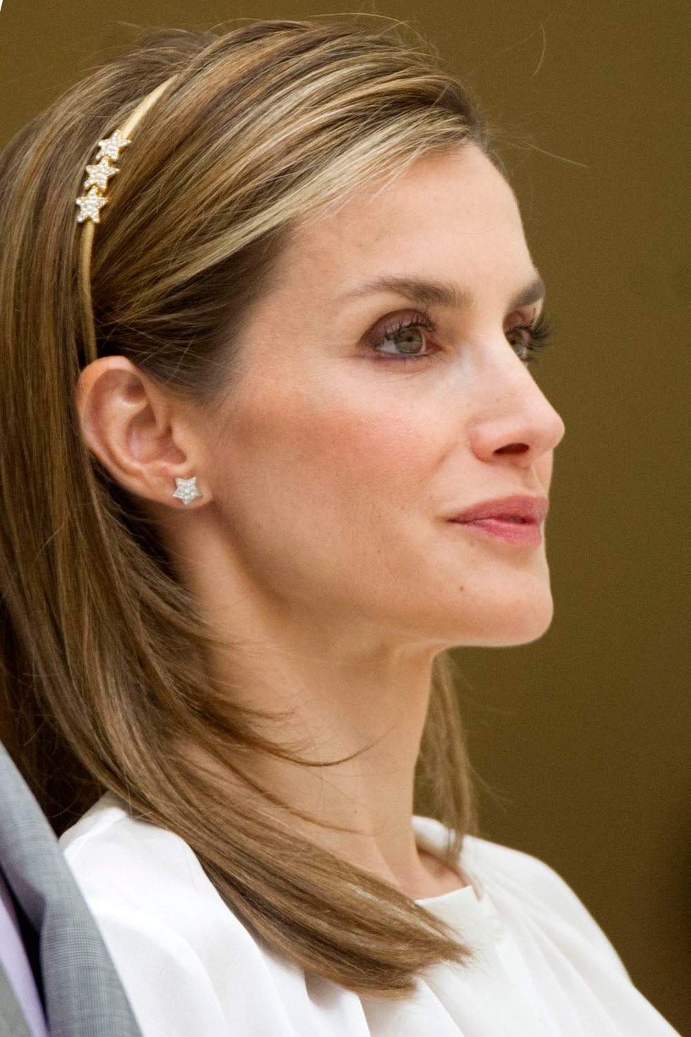 En ocasiones la Reina ha adornado su melena lisa con algún accesorio como esta bonita diadema a juego con los pendientes.