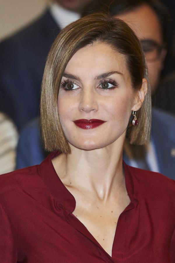 En abril de 2015 la Reina se cortó su melena y nos consquistó con su bob recto, peinado con raya a un lado. En esta ocasión optó por un look más sofisticado con los labios de color rojo oscuro y acabado gloss.