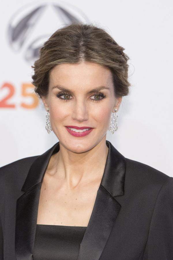 Uno de los looks más habituales de doña Letizia es lucir un recogido de corte clásico con raya en el medio y ligero volumen en las raíces. En sus labios, siempre un gloss y en ocasiones con color llamativo como este frambuesa tan favorecedor.