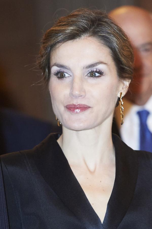 Siempre siguiendo su estilo de maquillaje natural y clásico, doña Letizia suele potenciar su mirada con sombras de ojos en tonos pasteles, eyeliner negro y máscara de pestañas.