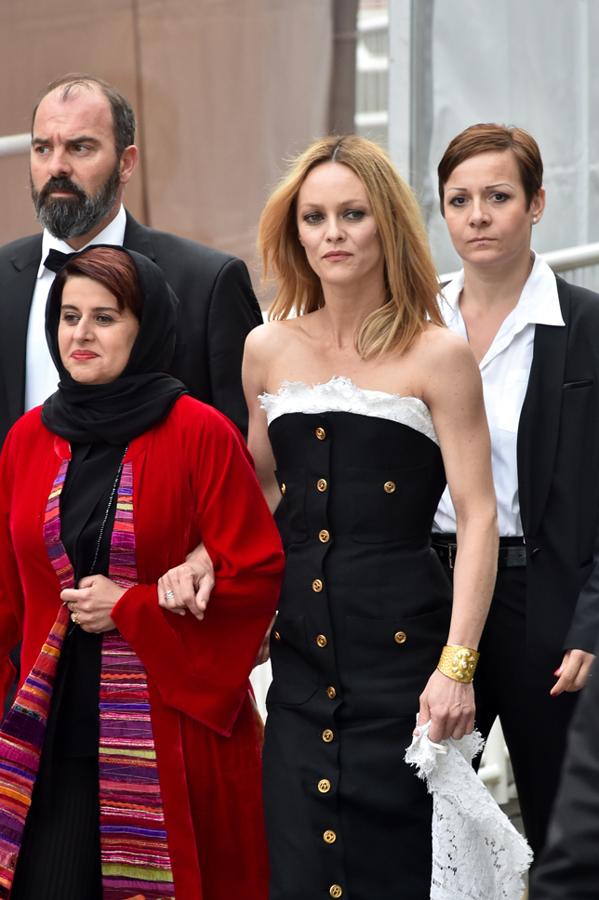 Miembro del jurado, Vanessa Paradis recurrió a su firma de cabecera, Chanel, para vestir su último paseo por la alfombra roja de Cannes.