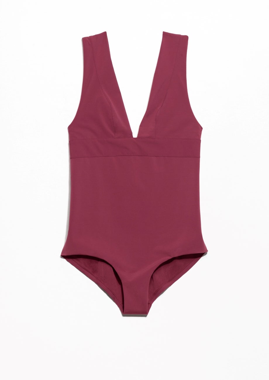 Disponible en varios colores, este modelo de escote de pico que encontrarás en &Other Stories (Precio: 55 euros).