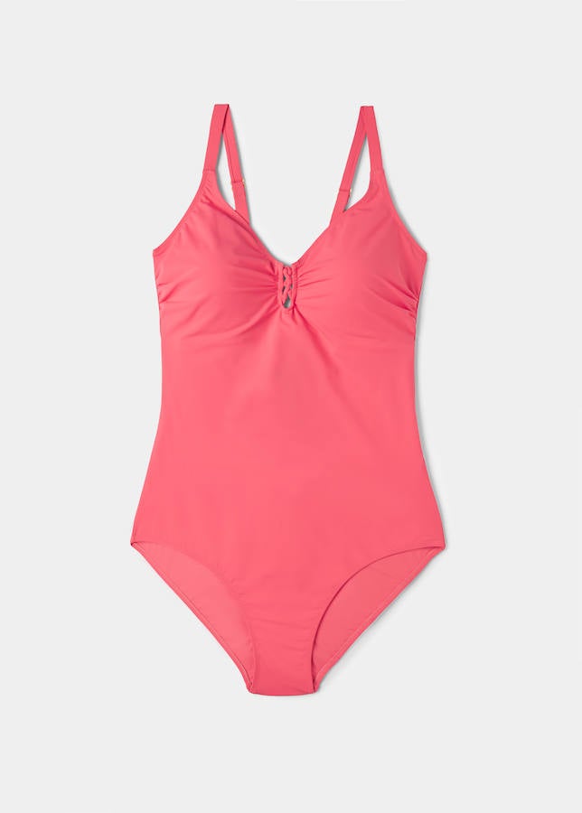 La línea de tallas grandes de Mango dispone de una amplia colección de moda baño. Este modelo en color fresa es uno de ellos (Precio: 69.95 euros).