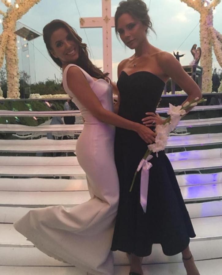 Eva Longoria posa con Victoria Beckham, amiga y diseñadora de su vestido de novia para su boda con Pepe Bastón.